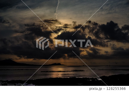 <五島風景>曇りでも輝く夜明けの海の景色 <五島風景>曇りでも輝く夜明けの海の景色 128255366