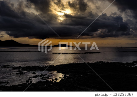 <五島風景>曇りでも輝く夜明けの海の景色 <五島風景>曇りでも輝く夜明けの海の景色 128255367