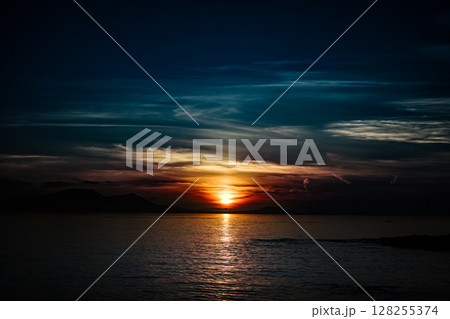 <五島の風景>曇った夜明けの海の風景 <五島の風景>曇った夜明けの海の風景 128255374