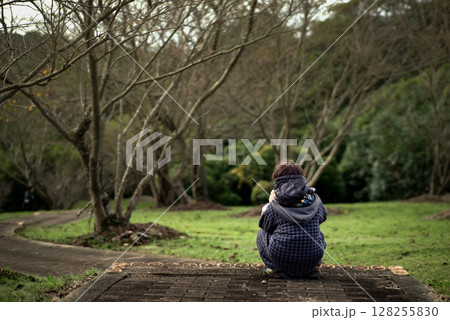 <素材>夜明けの公園と小学生の男の子 <素材>夜明けの公園と小学生の男の子 128255830