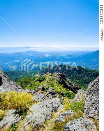 夏の妙高山登山（南峰頂上から野尻湖方面の眺め） 128255841