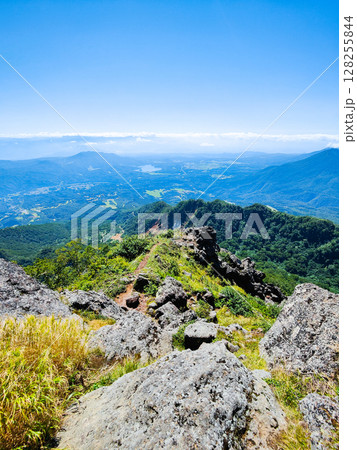 夏の妙高山登山（南峰頂上から野尻湖方面の眺め） 128255844