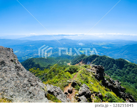夏の妙高山登山（南峰頂上から野尻湖方面の眺め） 128255845
