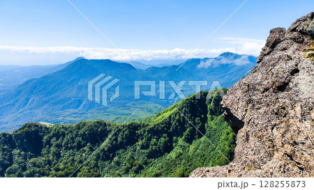 夏の妙高山登山（南峰頂上から黒姫山・高妻山方面の眺め） 128255873