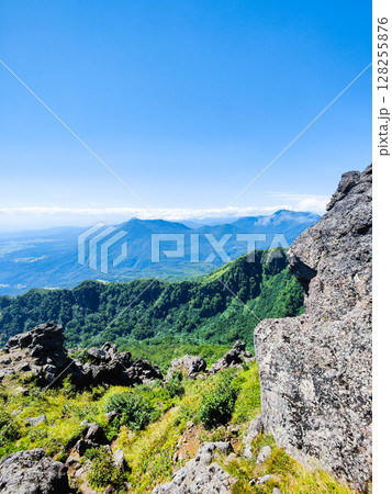 夏の妙高山登山（南峰頂上から黒姫山・高妻山方面の眺め） 128255876