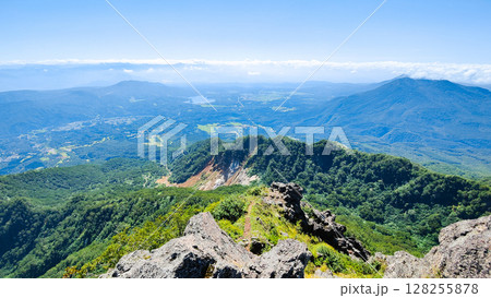 夏の妙高山登山（南峰頂上から野尻湖方面の眺め） 128255878