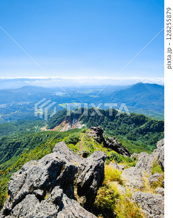夏の妙高山登山(南峰頂上から野尻湖方面の眺め) 夏の妙高山登山(南峰頂上から野尻湖方面の眺め) 128255879