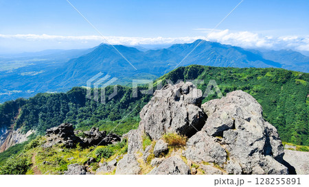 夏の妙高山登山（南峰頂上から黒姫山・高妻山方面の眺め） 128255891
