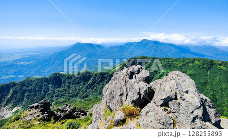 夏の妙高山登山（南峰頂上から黒姫山・高妻山方面の眺め） 128255893