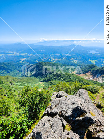 夏の妙高山登山（南峰頂上から赤倉温泉方面の眺め） 128255896