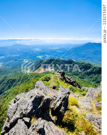 夏の妙高山登山（南峰頂上から野尻湖方面の眺め） 128255897