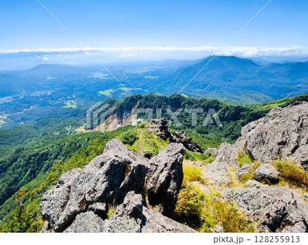 夏の妙高山登山(南峰頂上から野尻湖・黒姫山方面の眺め) 夏の妙高山登山(南峰頂上から野尻湖・黒姫山方面の眺め) 128255913