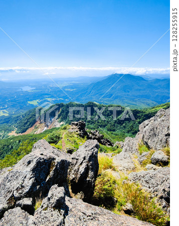 夏の妙高山登山（南峰頂上から野尻湖・黒姫山方面の眺め） 128255915