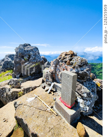 夏の妙高山登山(南峰頂上) 夏の妙高山登山(南峰頂上) 128255959
