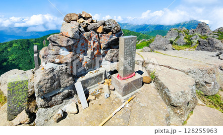 夏の妙高山登山（南峰頂上） 128255963