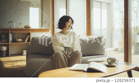 リビングでくつろぐ女性 リビングでくつろぐ女性 128256371