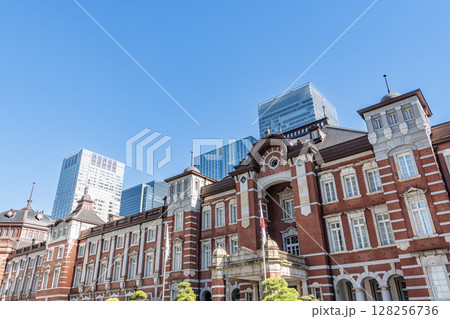 東京都千代田区丸の内 快晴のJR東京駅(重要文化財の丸の内駅舎)と周辺の高層ビル群 東京都千代田区丸の内 快晴のJR東京駅(重要文化財の丸の内駅舎)と周辺の高層ビル群 128256736