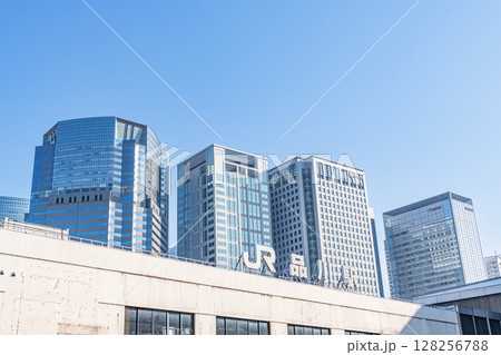 東京都港区 快晴のJR品川駅(高輪口)と周辺のオフィスビル群 東京都港区 快晴のJR品川駅(高輪口)と周辺のオフィスビル群 128256788