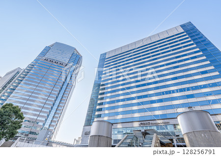 東京都港区　晴天のJR品川駅（港南口）と周辺の街並み 128256791