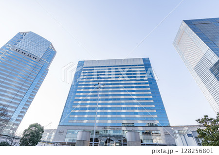 東京都港区 晴天のJR品川駅(港南口)と周辺の街並み 東京都港区 晴天のJR品川駅(港南口)と周辺の街並み 128256801