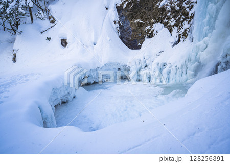 長野県松本市安曇鈴蘭　乗鞍高原　冬の凍結した善五郎の滝 128256891
