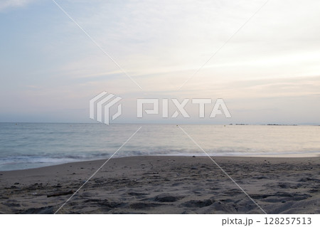 夕暮れに染まりはじめたグラデーションのきれいな初夏の空と神秘的な波打ち際 128257513