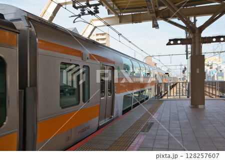 中央線　快速電車　グリーン車　ホーム 128257607