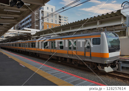 中央線　快速電車　グリーン車　ホーム 128257614