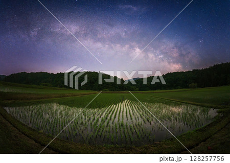 水田と天の川のある風景 128257756