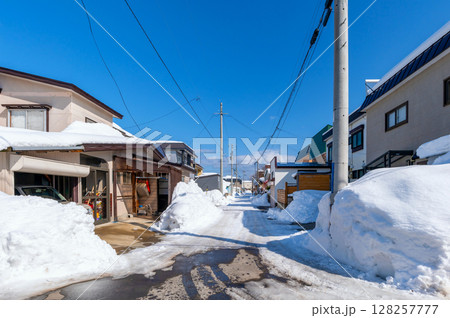 雪の積もった住宅街にもうすぐ春が来る 128257777