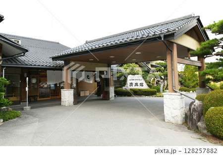 【松川町　町営信州まつかわ温泉「清流苑」エントランス　】 128257882