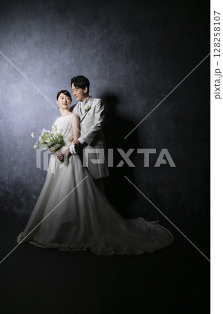 ウェディングドレスを着た新郎新婦 128258107