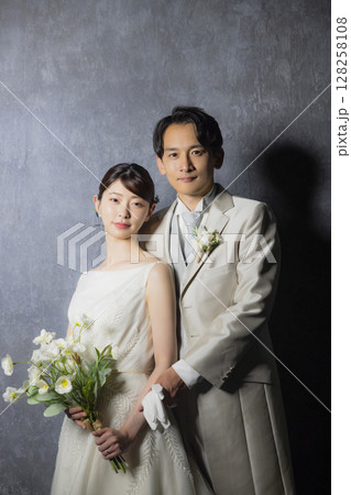 ウェディングドレスを着た新郎新婦 128258108