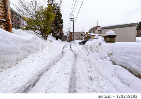 雪国の生活道路。自動車のタイヤが作るわだちで生活道路は歩行が大変 128258192