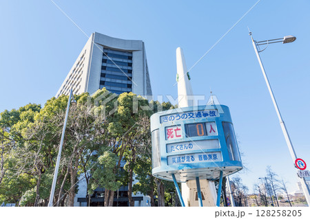 東京都千代田区霞ヶ関　警視庁本部庁舎と交通事故死者数を表示する電光掲示板 128258205