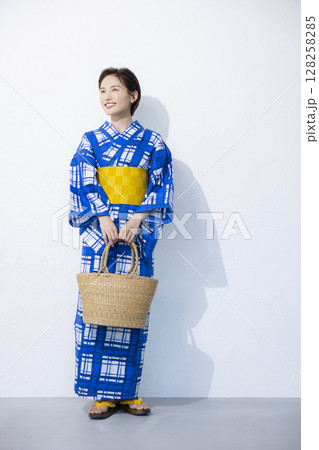 浴衣を着た女性　 128258285