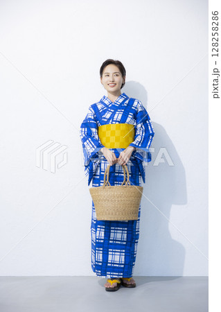 浴衣を着た女性　 128258286