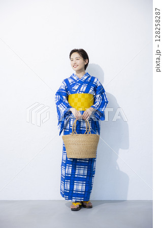 浴衣を着た女性 浴衣を着た女性 128258287