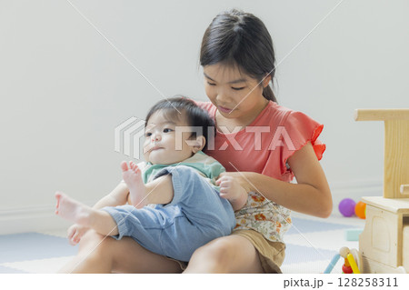 室内で遊ぶ子供 128258311