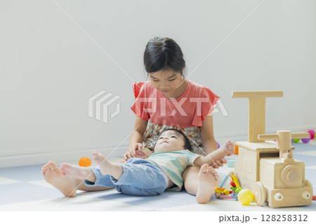 室内で遊ぶ子供 128258312