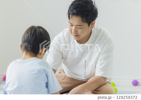 室内で遊ぶ子供 室内で遊ぶ子供 128258372