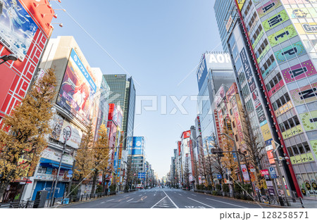 東京都千代田区秋葉原　サブカルチャーと電気街で世界的に有名な観光名所　秋葉原電気街の街並み 128258571