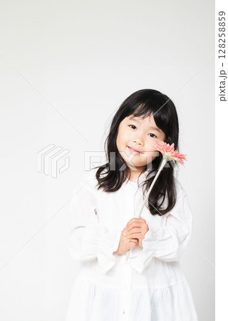 お花をもつ女の子 128258859