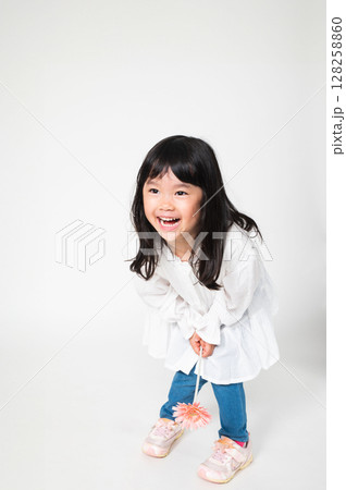 お花を持つ女の子 お花を持つ女の子 128258860