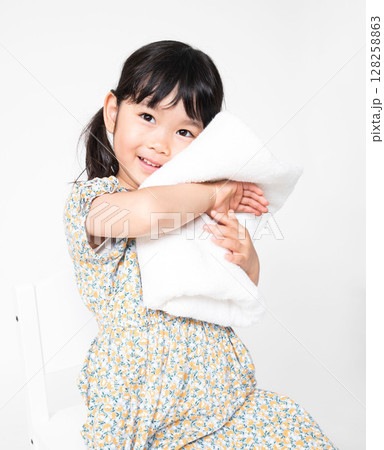 タオルと女の子 タオルと女の子 128258863