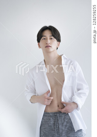 白いシャツを着た20代の男性 カメラ目線 ビューティーイメージ ポートレート 白いシャツを着た20代の男性 カメラ目線 ビューティーイメージ ポートレート 128259255
