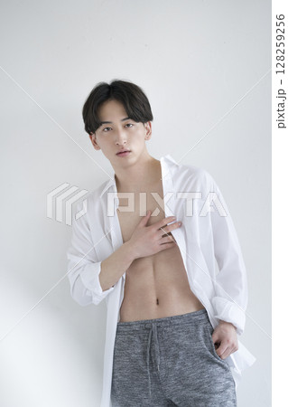 白いシャツを着た20代の男性　カメラ目線　ビューティーイメージ　ポートレート 128259256