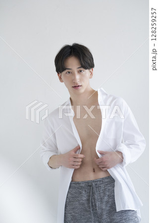 白いシャツを着た20代の男性　カメラ目線　ビューティーイメージ　ポートレート 128259257