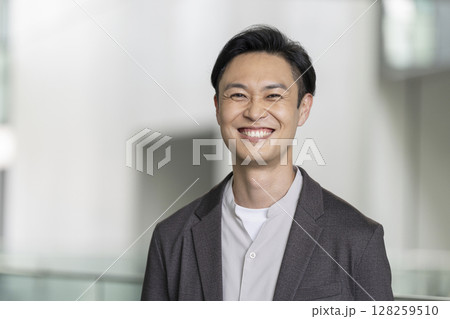 カメラ目線で笑顔の40代の男性  カメラ目線で笑顔の40代の男性  128259510