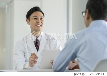 問診をする男性医師 128259511
